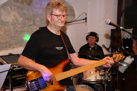 Bernhard - base, guitar, vocals